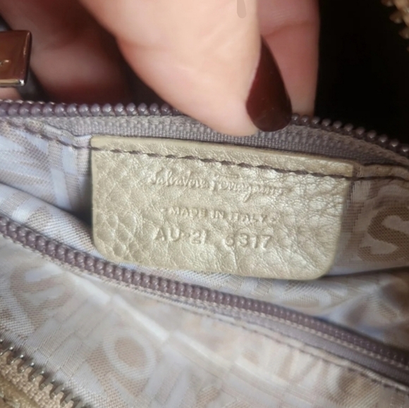 SALVATORE FERRAGAMO 🍀LEATHER Gold Bag 🤎 EXCELLENT Condition - Picture 6 of 12